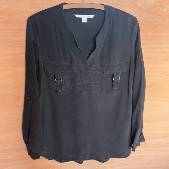 DVF Diane Von Furstenberg 100% silk top size 6 roll tab sleeves pockets v-neck - Picture 1 of 10